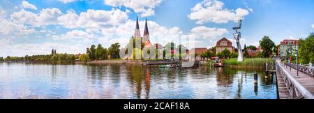 Neuruppin , Neuruppiner vedere con la chiesa del monastero Sankt Trinitatis sullo sfondo Foto Stock