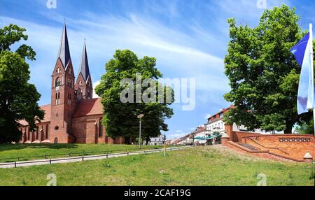 Neuruppin , Neuruppiner vedere con la chiesa del monastero Sankt Trinitatis sullo sfondo Foto Stock