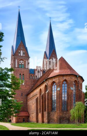 Neuruppin , la chiesa del monastero Sankt Trinitatisby il Neuruppiner See Foto Stock