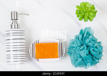 Set di pompa eramic bottiglia per sapone liquido o uno shampoo con sapone a base di erbe su sfondo marmo. Foto Stock