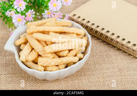 cracker croccanti di gamberi in tazza. Foto Stock