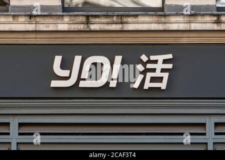 Il Yo! Logo sushi visto in uno dei loro ristoranti a St. Paul's Churchyard.The catena di sushi YO! Sta considerando l'insolvenza per ridurre le loro passività finanziarie mentre la pandemia del coronavirus continua a colpire l'industria della ristorazione. La catena di sushi YO! Ha coinvolto la società di contabilità Deloitte per esplorare il potenziale di un accordo volontario aziendale (CVA) che avrebbe spianato la strada alla riduzione dei costi di noleggio insostenibili. Foto Stock