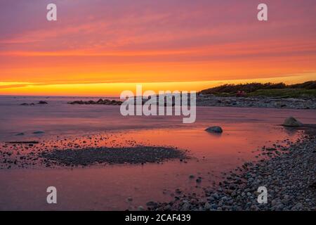 Rocce di litorale al tramonto vicino Baker's Brook, Gros Morne National Park, Terranova e Labrador NL, Canada Foto Stock