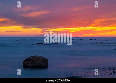 Rocce di litorale al tramonto vicino Baker's Brook, Gros Morne National Park, Terranova e Labrador NL, Canada Foto Stock