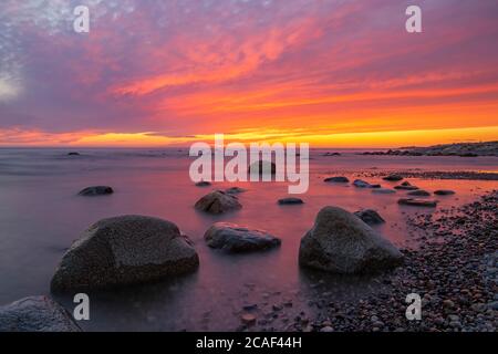 Rocce di litorale al tramonto vicino Baker's Brook, Gros Morne National Park, Terranova e Labrador NL, Canada Foto Stock