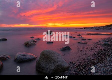 Rocce di litorale al tramonto vicino Baker's Brook, Gros Morne National Park, Terranova e Labrador NL, Canada Foto Stock