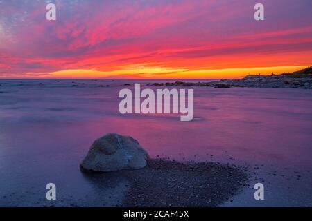 Rocce di litorale al tramonto vicino Baker's Brook, Gros Morne National Park, Terranova e Labrador NL, Canada Foto Stock