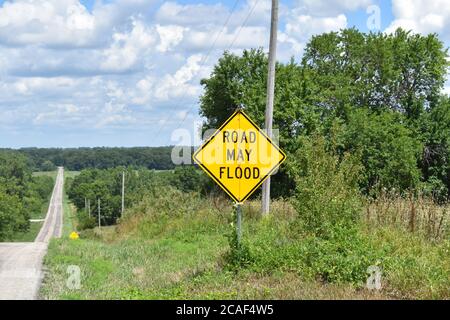 Road May Flood Sign su un'autostrada rurale Foto Stock