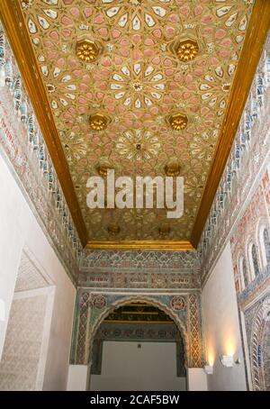 Siviglia, Spagna: Architettura moresca del bellissimo castello chiamato Real Alcazar a Siviglia, Andalusia, Spagna Foto Stock