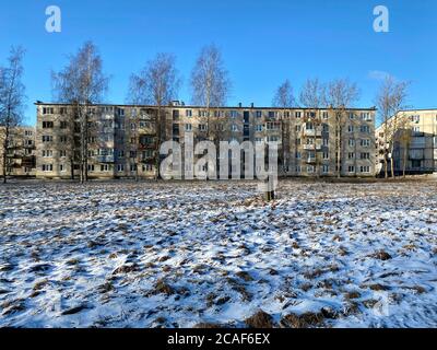 facciata di un edificio a più piani in inverno Foto Stock