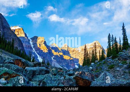 Scree discese sotto la Torre di Babele lungo il sentiero dei laghi di Consolation vicino al Lago Moraine nel Parco Nazionale di Banff, con campo di massi e la Valle dei dieci Foto Stock