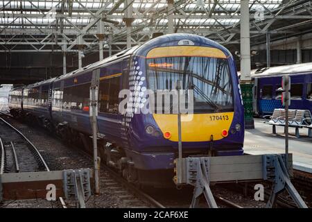 Treno TurboStar classe 170, diretto a Glenrothes, in attesa presso un binario a Waverley Station, Edimburgo, Scozia, Regno Unito Foto Stock