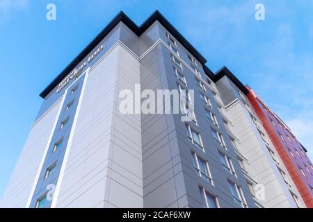 St. John's, Terranova / Canada - Agosto 2020: L'hotel Hilton Garden Inn, un edificio alto di recente costruzione con pannelli in metallo composito di colore grigio. Foto Stock