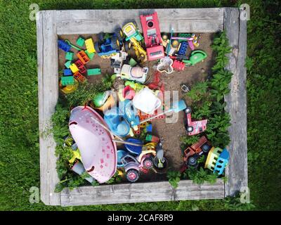 giocattoli per bambini nella sandbox. Vista dall'alto Foto Stock