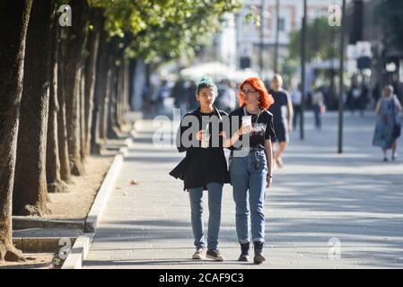 Le amiche italiane camminano in Piazza Umberto i, Via Sparano da Bari. Bari, Italia Foto Stock