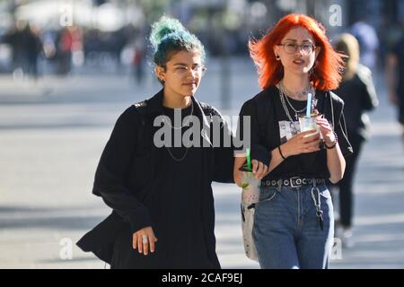 Le amiche italiane camminano in Piazza Umberto i, Via Sparano da Bari. Bari, Italia Foto Stock