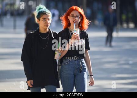 Le amiche italiane camminano in Piazza Umberto i, Via Sparano da Bari. Bari, Italia Foto Stock
