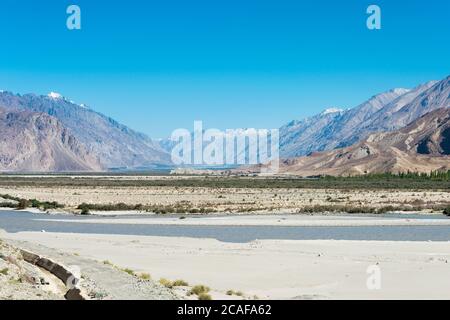 Ladakh, India - splendida vista panoramica dalla valle di Nubra in Ladakh, Jammu e Kashmir, India. Foto Stock