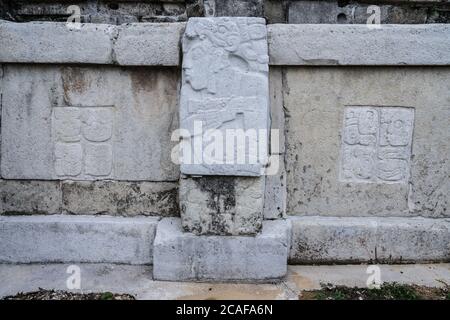 Un pannello di pietra intagliata di Pacal il Grande nel Palazzo nelle rovine della città maya di Palenque, Palenque National Park, Chiapas, Messico. UN UNESCO Foto Stock