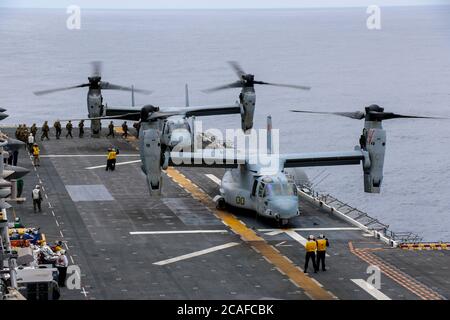 OCEANO PACIFICO (5 agosto 2020) – Marines assegnato alla 15a unità di spedizione marina bordo di un Osprey MV-22, attaccato a Medium Tiltrotor Squadron (rinforzato) 164, a bordo della nave d'assalto anfibia USS Makin Island (LHD 8). Makin Island, homported in San Diego, sta conducendo le operazioni di routine nel Pacifico orientale. (STATI UNITI Fotografia marina di Seaman Nadia Lund, specialista della comunicazione di massa) Foto Stock