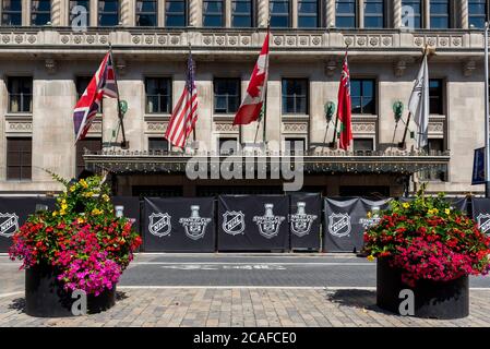 Toronto, Canada. 8 agosto 2020. Vista generale dell'entrata anteriore del Royal York Hotel recintato, che viene utilizzato come uno dei due hotel ospiti designati per i giocatori di NHL durante il playoff NHL 2020 a Toronto. Dominic ChanEXimages Credit: EXImages/Alamy Live News Foto Stock