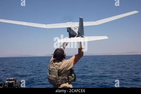 Un Crewman US Navy Special Warfare Combatant-Craft assegnato a Naval Special Warfare dispiega il Puma All Environment Unmanned Aircraft System durante una missione di addestramento con gli operatori speciali della Marina ellenica dal Underwater Demolition Command (DYK) nel Mar Egeo vicino alla Grecia il 15 luglio 2020. Il Puma è progettato per la sorveglianza, la ricognizione e l'acquisizione di target sia nelle operazioni terrestri che marittime. (STATI UNITI Foto dell'esercito di Sgt. Aven Santiago) Foto Stock