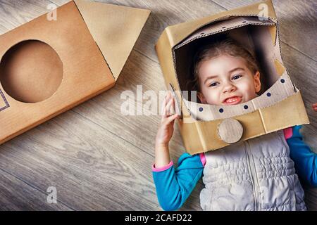 il bambino è vestito in un costume astronauta Foto Stock