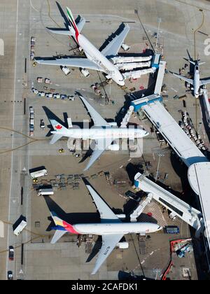 Vista aerea del terminal 1 dell'aeroporto internazionale di Sydney occupato con voli internazionali. Aereo parcheggiato all'aeroporto in Australia. Foto Stock