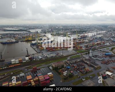 Il drone sorvola il porto del terminal dei container a San Pietroburgo Foto Stock