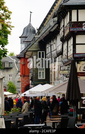 GOSLAR, GERMANIA - 05 ottobre 2019: Molte persone passeggiano per le strade della città vecchia di Goslar Foto Stock