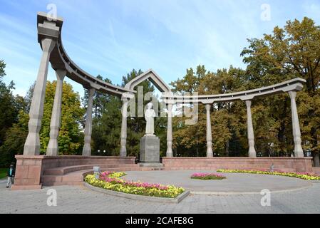 Statua di Kurmanjan Datka a Bishkek, Kirghizistan. Conosciuto anche come Tsaritsa di Alai e Regina del Sud. Statua di Kurmanjan Datka nel Parco Dubovy Foto Stock