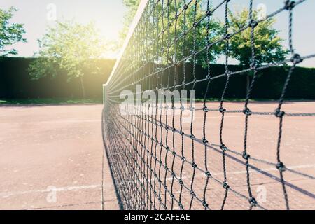 Primo piano di messa a fuoco selettiva di una rete di badminton utilizzata in campo Foto Stock