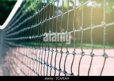 Primo piano di messa a fuoco selettiva di una rete di badminton utilizzata in campo Foto Stock