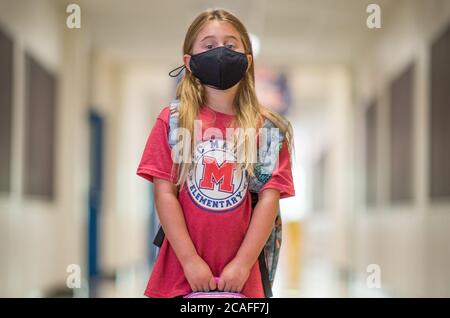 6 agosto 2020: Indossare una maschera, secondo grado Avery Whitbeck si prepara per il primo giorno di scuola a E.C. Scuola elementare Mason a Manvel, Texas. Prentice C. James/CSM Foto Stock