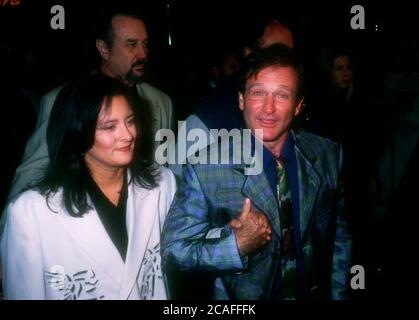 Westwood, California, USA 5 marzo 1996 l'attore Robin Williams e la moglie Marsha Garces partecipano alla prima "The Birdcage" degli artisti Uniti il 5 marzo 1996 al Mann Village Theatre di Westwood, California, USA. Foto di Barry King/Alamy Stock foto Foto Stock