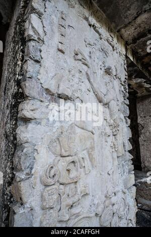 Fregi in stucco scolpiti sui moli del Palazzo nelle rovine della città maya di Palenque, Palenque National Park, Chiapas, Messico. Un mondo UNESCO Foto Stock