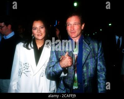 Westwood, California, USA 5 marzo 1996 l'attore Robin Williams e la moglie Marsha Garces partecipano alla prima "The Birdcage" degli artisti Uniti il 5 marzo 1996 al Mann Village Theatre di Westwood, California, USA. Foto di Barry King/Alamy Stock foto Foto Stock