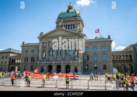 Berna Svizzera , 27 giugno 2020 : Rally di oppositori contro misure per impedire la diffusione del Covid-19 sulla piazza federale di fronte al parliame federale Foto Stock