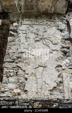 Fregi in stucco scolpiti sui moli del Palazzo nelle rovine della città maya di Palenque, Palenque National Park, Chiapas, Messico. Un mondo UNESCO Foto Stock