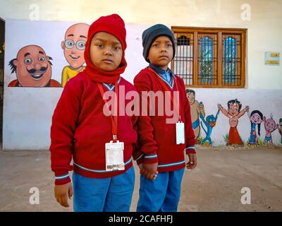 Distretto Katni, Madhya Pradesh, India - 07 gennaio 2020: Due ragazzi indiani che si levano insieme indossando uniforme da scuola nel cortile. Foto Stock