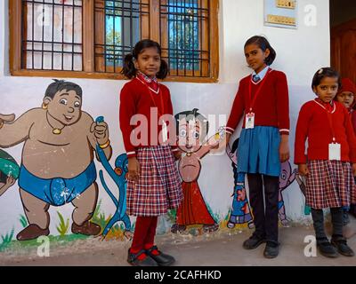 Distretto Katni, Madhya Pradesh, India - 07 gennaio 2020: Due ragazze indiane che si levano insieme indossando l'uniforme della scuola nel cortile. Foto Stock