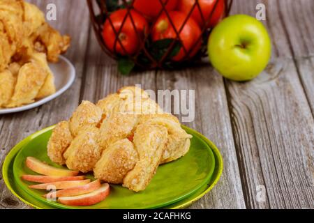 Strudel di mele con mele fresche rosse e verdi su tavolo di legno. Foto Stock