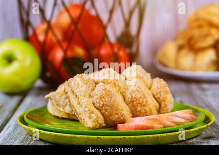 Strudel di mele dolci e crema di formaggio cospargere di zucchero in polvere su un tavolo di legno. Foto Stock