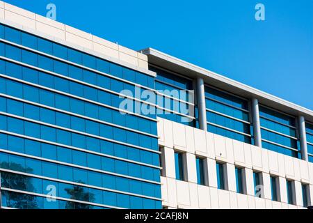 Vista esterna di un moderno edificio d'uffici con facciata in vetro parziale. Foto Stock