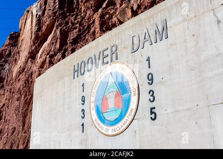 Hoover Dam segno e United States Bureau of Reclamation sigillo in cemento. La diga di Hoover fu costruita tra il 1931 e il 1935 sul fiume Colorado - Boulder Foto Stock