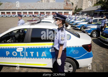 Bucarest, Romania - 29 luglio 2020: Poliziotto rumeno con maschera durante un evento della polizia. Foto Stock