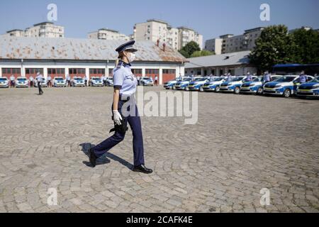 Bucarest, Romania - 29 luglio 2020: Poliziotto rumeno con maschera durante un evento della polizia. Foto Stock