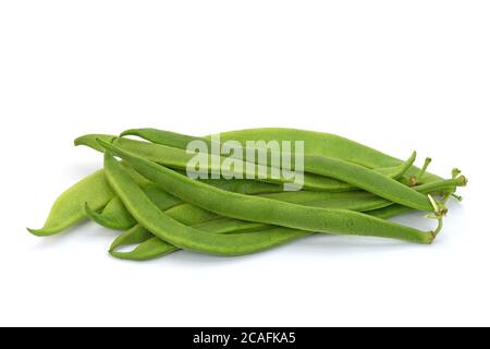 Fagioli verdi, Phaseolus vulgaris, su sfondo bianco Foto Stock