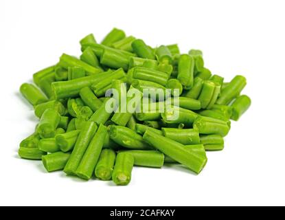 Fagioli verdi, Phaseolus vulgaris, su sfondo bianco Foto Stock