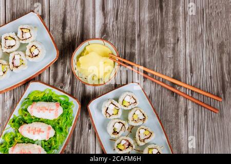 Pasto di ristorazione sushi roll per gli appassionati di calcio. Concetto di gioco di calcio americano. Cucina Asiatica. Foto Stock